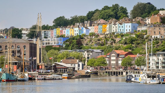 Blick vom Hafen auf bunte Häuser in Bristol © picture alliance / empics | Ben Birchall Foto: Ben Birchall