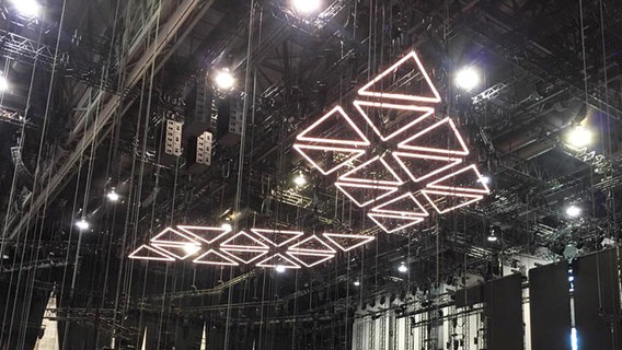 Dreieckige Lichtelemente an der Decke der Halle. © KAN 