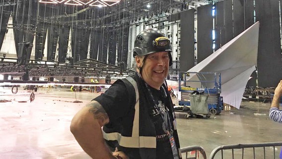 Ola Melzig, Produktionsleiter ESC 2019 in Tel Aviv, bei den Aufbauarbeiten in der Halle © KAN 