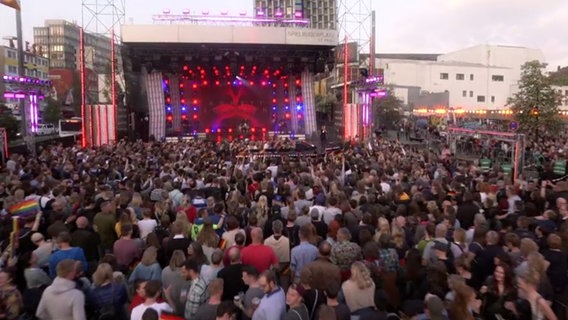 Die Bühne von der ECS-Partey auf der Reeperbahn in Hamburg © NDR Foto: Screenshot