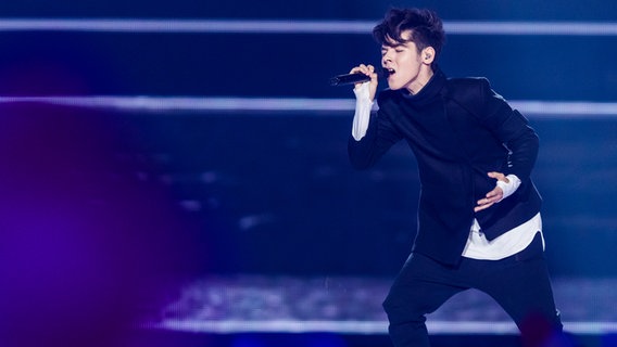 Kristian Kostov auf der Bühne beim 2. Halbfinale © NDR Foto: Rolf Klatt