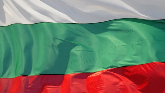 Die Fahne Bulgariens weht im Wind. © dpa Foto: Jp Amet