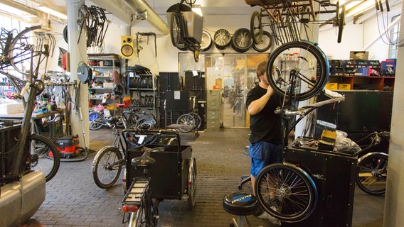 Montage der Christiania Bikes in der Fahrradwerkstatt in Christiania, Kopenhagen © picture alliance Foto: Robert B. Fishman