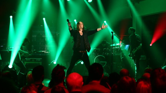 Simon Glöde auf der Bühne beim ESC Clubkonzert. © NDR/Rolf Klatt Foto: Rolf Klatt