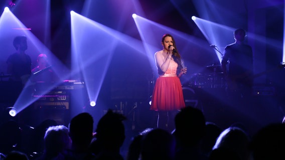 Melanie Schlüter auf der Bühne beim ESC Clubkonzert. © NDR/Rolf Klatt Foto: Rolf Klatt