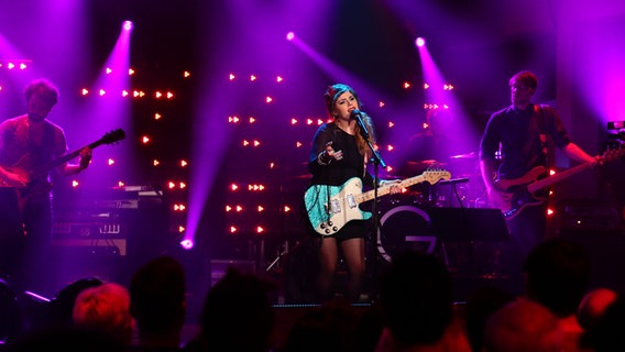 Caroline Rose auf der Bühne beim ESC Clubkonzert. © NDR/Rolf Klatt Foto: Rolf Klatt