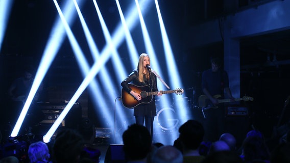 Ambre Vallet auf der Bühne beim ESC Clubkonzert. © NDR/Rolf Klatt Foto: Rolf Klatt