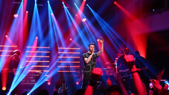 Roman Lob singt beim ESC Clubkonzert im Edelfettwerk. © NDR/Rolf Klatt Foto: Rolf Klatt