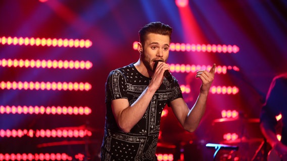 Roman Lob singt beim ESC Clubkonzert im Edelfettwerk. © NDR/Rolf Klatt Foto: Rolf Klatt