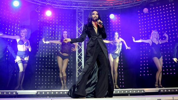 Die Sängerin Conchita ganz in schwarz mit Tänzerinnen bei einem Auftritt in Bad Mitterndorf, Österreich im Januar 2016 © imago stock&people 