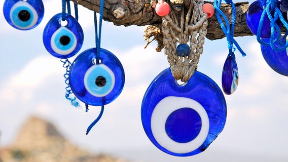 Nazar - das "blaue Auge" ist ein türkischer Talisman gegen den Bösen Blick. © Picture Alliance Foto: J. Pfeiffer
