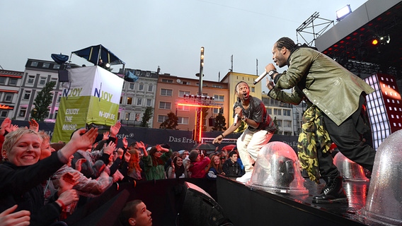 Madcon beim Countdown für Malmö 2013 auf der Hamburger Reeperbahn. © NDR Foto: Uwe Ernst