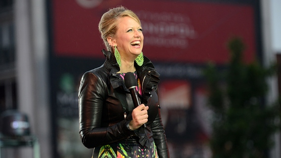 Barbara Schöneberger beim Countdown für Malmö 2013 auf der Hamburger Reeperbahn. © NDR Foto: Uwe Ernst