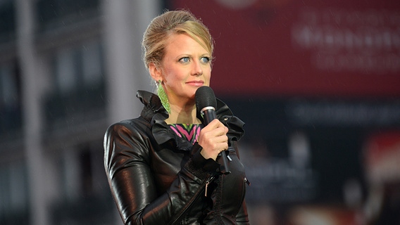 Barbara Schöneberger beim Countdown für Malmö 2013 auf der Hamburger Reeperbahn. © NDR Foto: Uwe Ernst