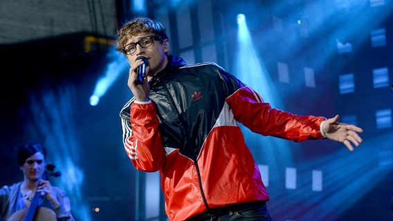 Tim Bendzko beim Countdown für Malmö 2013 auf der Hamburger Reeperbahn. © NDR Foto: Uwe Ernst