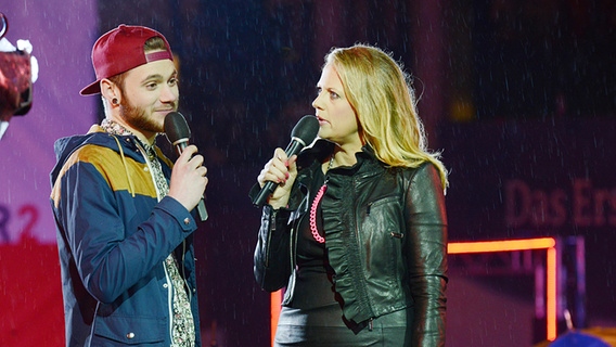 Roman Lob und Barbara Schöneberger beim Countdown für Malmö 2013 auf der Hamburger Reeperbahn. © NDR Foto: Uwe Ernst