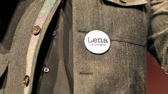 Button mit der Aufschrift "Lena 12 Points" an einem Jacket © NDR Foto: Rolf Klatt