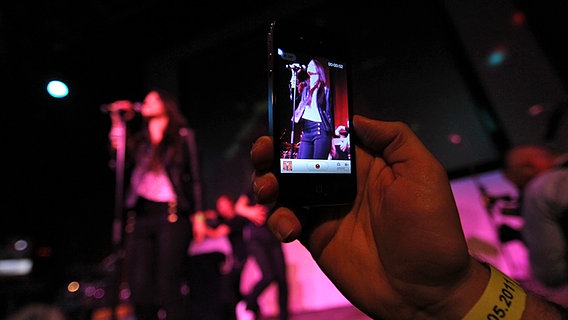 Im Vordergrund: Getter Jaani für Estland auf einem Handy-Display © NDR Foto: Rolf Klatt