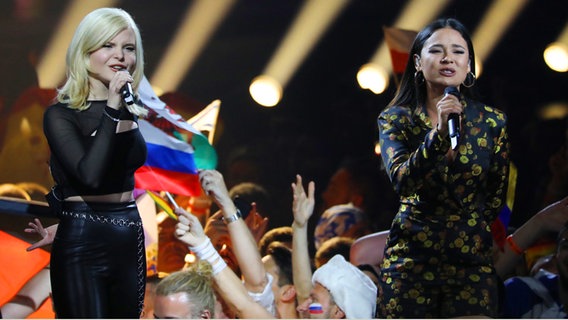 Für Deutschland stehen die S!sters Carlotta Truman und Laurita mit "Sister" auf der ESC-Bühne. © picture alliance Foto: Ilia Yefimovich