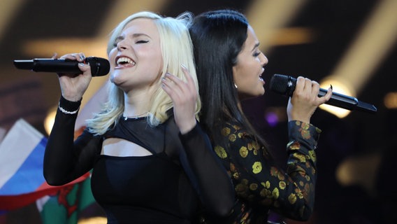 Für Deutschland stehen die S!sters Carlotta Truman und Laurita mit "Sister" auf der ESC-Bühne. © picture alliance Foto: Ilia Yefimovich