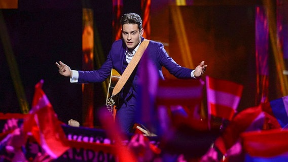 Der Niederländer Douwe Bob bei seinem Auftritt im ersten ESC-Halbfinale. © dpa Bildfunk Foto: Maja Suslin