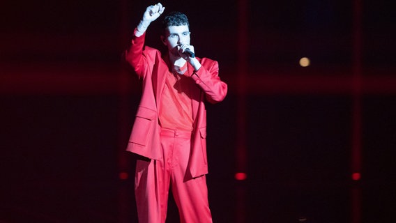 Der Sänger Duncan Laurence auf der Bühne in Rotterdam als Specialguest © eurovision.tv Foto: Andreas Putting