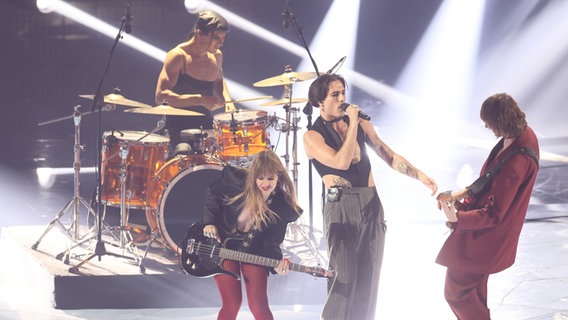 Maneskin aus Italien, Gewinner des vorjährigen Wettbewerbs, spielen nach allen Finalisten beim Finale des Eurovision Song Contest (ESC). © dpa Foto: Jens Büttner