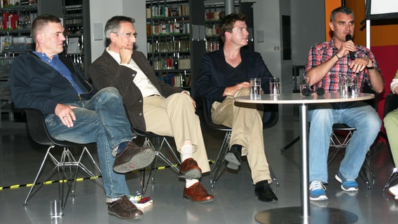 Jan Feddersen, Dr. Michael Sonneck, Torsten Amarell und Tim Frühling (von links) bei der Diskussionsrunde zur ESC-Ausstellung in Frankfurt.  Foto: Matthias Stelte