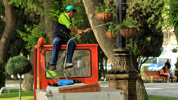 Die Blumen am Baku Boulevard werden sorgfältig gegossen.  Foto: Julian Rausche