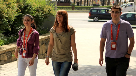 Videobloggerin Sandra Hofmann mit den Volunteers Husnya und Khidir in der Altstadt  Foto: Julian Rausche