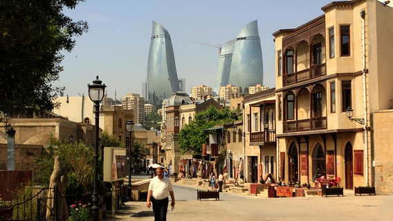 Die Altstadt von Baku und die Flammentürme  Foto: Julian Rausche