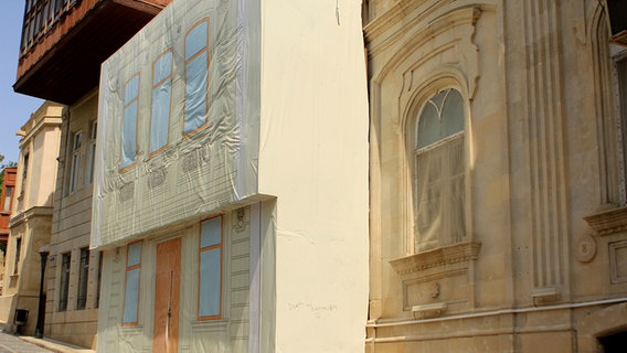 Verhängte Fassaden in der Bakuer Altstadt  Foto: Julian Rausche