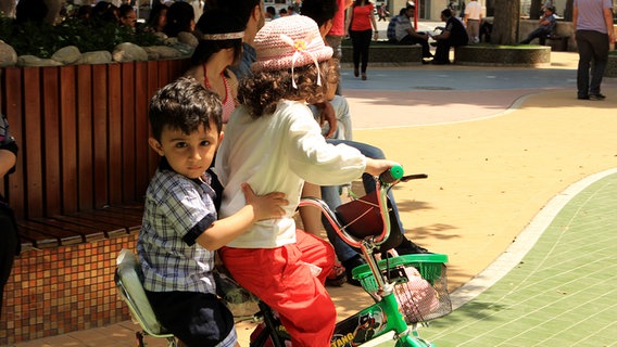 Kinder spielen auf der Straße in Baku  Foto: Julian Rausche