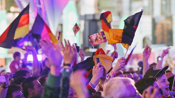 Cascada Fans auf der Big-5-Party in Malmö am 15. Mai 2013. © NDR Foto: Rolf Klatt