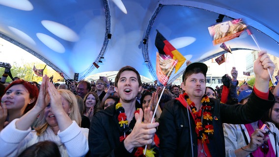 Cascada Fans auf der Big-5-Party in Malmö am 15. Mai 2013. © NDR Foto: Rolf Klatt