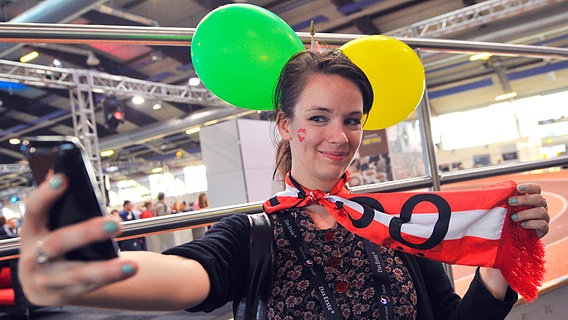 ESC-Fan in der Düsseldorfer Arena © NDR Foto: Andrej Isakovic