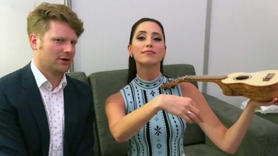 Stefan Spiegel mit der ESC-Kandidatin Elina Nechayeva, die eine Ukulele wie eine Geige hält. © NDR 