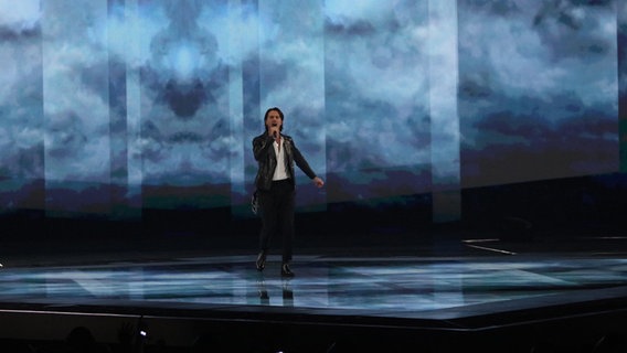 Der Sänger Victor Crone auf der Bühne beim 1. Halbfinale © picture alliance / dpa Foto: Ilia Yefimovich