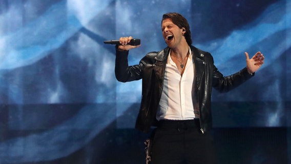 Für Estland steht Victor Crone mit "Storm" auf der ESC-Bühne. © picture alliance Foto: Ilia Yefimovich