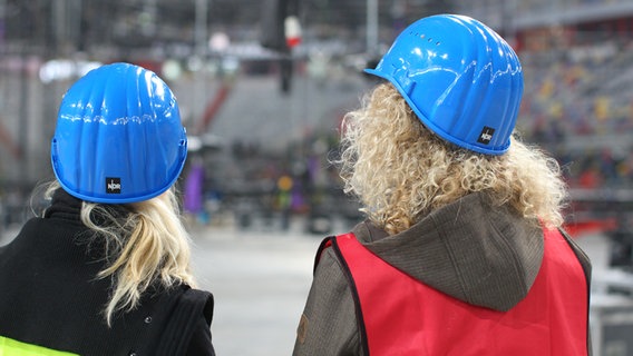 Zwei NDR-Mitarbeiterinnen verfolgen die Umbauarbeiten in der Arena. © Rolf Klatt 