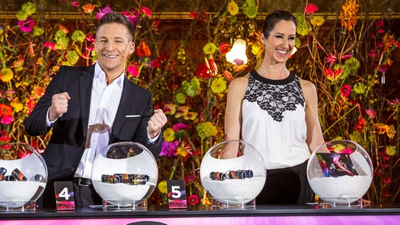 ORF-Moderatoren Andi Knoll und Kati Bellowitsch vollziehen die Halbinalauslosung in Wien 2015 ORF-Moderatoren Andi Knoll und Kati Bellowitsch vollziehen die Halbinalauslosung in Wien 2015 © ORF