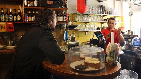 Edin Bahtijaragic von der Band Faela bestellt einen Kaffee. © NDR Foto: Kathrin Otto