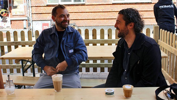 Gabriel Coronel und Edin Bahtijaragic von der Band Faela trinken im Malmöer Stadtteil Möllevangen einen Kaffee. © NDR Foto: Kathrin Otto