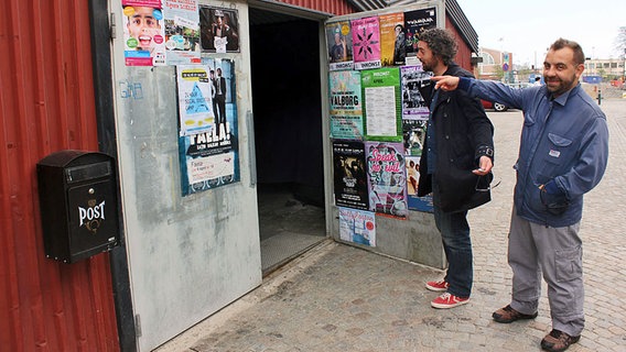 Edin Bahtijaragic und Gabriel Coronel von der Band Faela betreten ihren Probenraum. © NDR Foto: Kathrin Otto