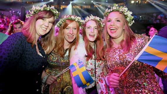 Fans in der Halle beim ESC in Malmö © NDR Foto: Rolf Klatt