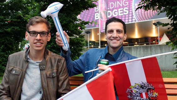 Ein österreichischer und ein israelischer Fan vor der Wiener Stadthalle  Foto: Kathrin Otto