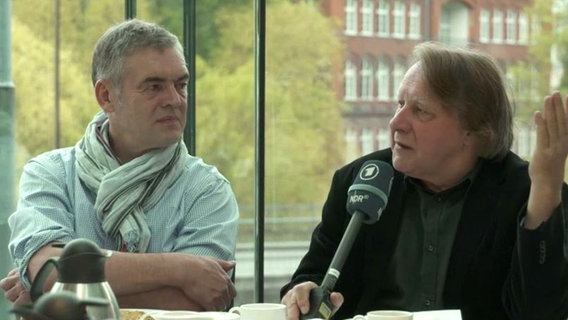 Jan Feddersen und Peter Urban sitzen an einem Tisch © eurovision.de 