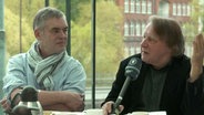 Jan Feddersen und Peter Urban sitzen an einem Tisch © eurovision.de 