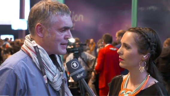 Fan Feddersen wird von Alina Stiegler im Pressezentrum in Stockholm interviewt © eurovision.de 