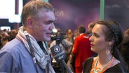 Fan Feddersen wird von Alina Stiegler im Pressezentrum in Stockholm interviewt © eurovision.de 